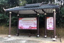 候車亭燈箱廣告為情人節(jié)增添喜氣